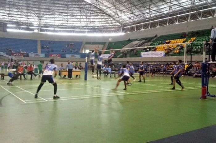 Pertandingan lanjutan babak penyisihan Pool B Kejurnas Bola Voli Antar Klub U-17 2017 antara tim putra Ganevo Jogja (biru putih) vs tim Sukun Muda Jateng (biru tua) di GOR Amongraga, Yogyakarta, Kamis (30/11/2017).