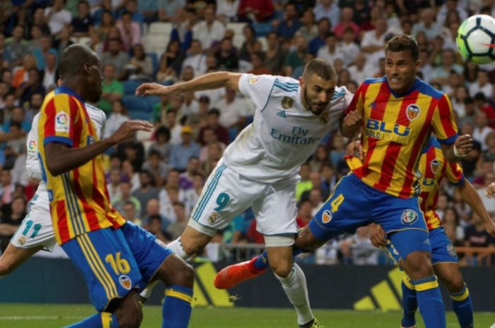 Striker Real Madrid, Karim Benzema, menanduk bola dalam laga Liga Spanyol kontra Valencia di Stadion Santiago Bernabeu, Madrid, pada 27 Agustus 2017.
