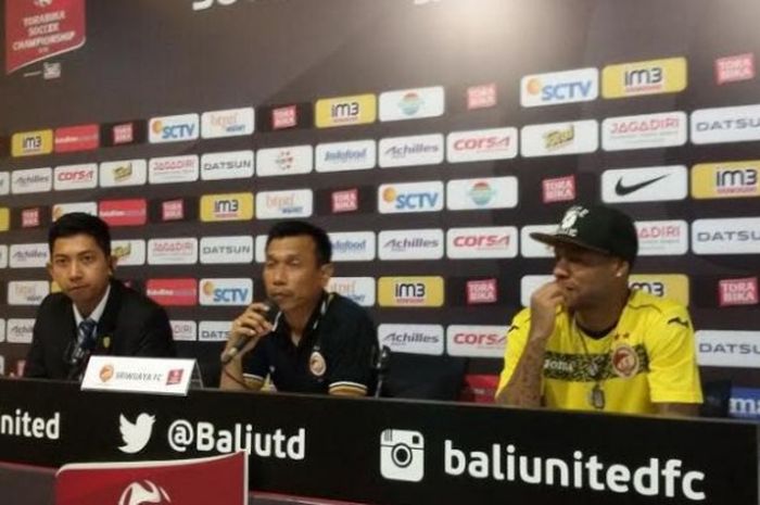 Pelatih Sriwijaya FC, Widodo C Putro (tengah) dan penyerang Hilton Moreira (kanan) saat jumpa pers pasca laga timnya kontra tuan rumah Bali United di Stadion Kapten I Wayan Dipta, Gianyar, Jumat (19/8/2016). 