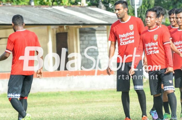 Gelandang Bali United, I Gede Sukadana (memakai lengan panjang), berlatih bersama tim di Bali.