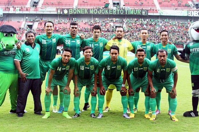 Pemain Persebaya Surabaya berfoto menjelang laga uji coba melawan Persema Malang yang berakhir dengan skor 5-0 di Stadion Gelora Bung Tomo Surabaya, Jawa Timur (29/10/2016).