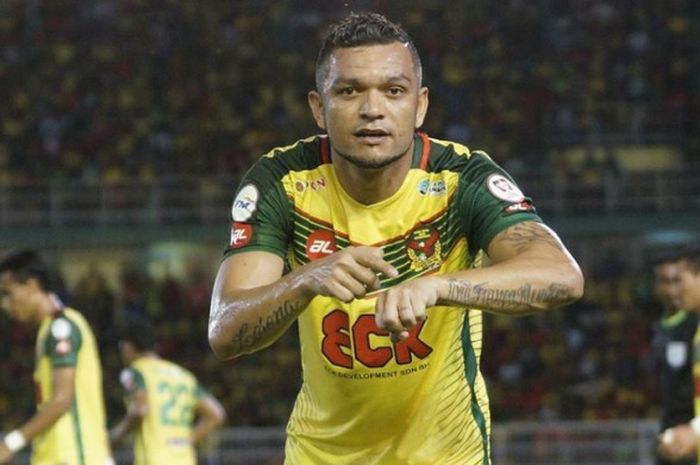 Selebrasi gelandang serang Kedah FA, Sandro da Silva seusai mencetak gol ke gawang Selangor FA pada pertemuan kedua perempat final Piala Malaysia 2017 di Stadion Darul Makmur, Minggu (24/9/2017) malam. 