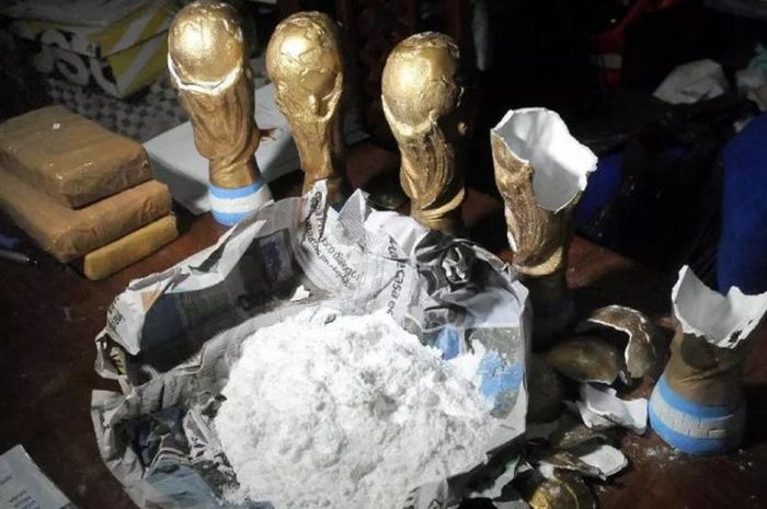 Narkotika yang diselundupkan dengan menggunakan replika trofi Piala Dunia.