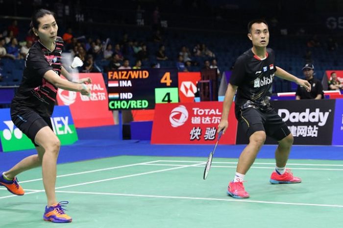 Pasangan ganda campuran Indonesia, Hafiz Faizal/Gloria Emanuelle Widjaja, mengembalikan kok ke arah Pranaav Jerry Chopra/N. Sikki Reddy (India) pada pertandingan babak kedua yang digelar di Nanjing Youth Olympic Stadium, China, Selasa (31/7/2018).