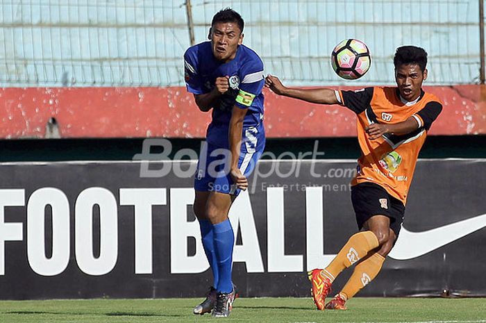 Pemain PSIR Rembang, Muslimin (kiri), berupaya menahan bola hasil tendangan kapten tim Timah Babel, Tedi Siamsyah, dalam laga play-off Grup F Liga 2 di Stadion Gelora Delta Sidoarjo, Jawa Timur, Rabu (11/10/2017) sore.