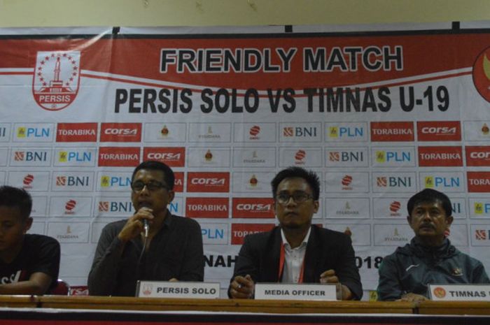 Pelatih Persis Solo, Jafri Sastra (dua dari kiri), berbicara saat jumpa pers usai pertandingan uji coba melawan Timnas U-19 Indonesia di Stadion Manahan, Solo, Senin (28/5/2018).
