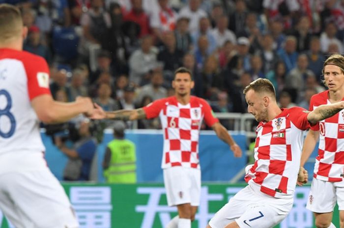 Gelandang Kroasia, Ivan Rakitic, melepaskan tembakan dalam laga Grup D Piala Dunia 2018 kontra Nigeria di Kaliningrad Stadium, Kaliningrad, Rusia pada 16 Juni 2018.
