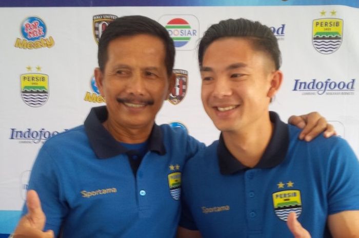 Pelatih Persib, Djajang Nurdjaman saat berfoto dengan gelandang Kim Jeffrey Kurniawan (kanan) seusai jumpa pers uji coba skuat Maung Bandung kontra Bali United di Graha Persib, Jumat (7/4/2017). 
