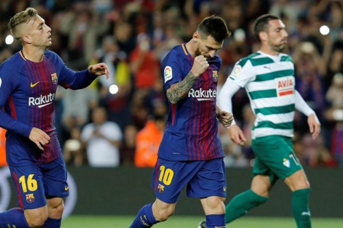Megabintang FC Barcelona, Lionel Messi (tengah), merayakan gol yang dia cetak ke gawang Eibar dalam laga Liga Spanyol di Stadion Camp Nou, Barcelona, pada 19 September 2017.