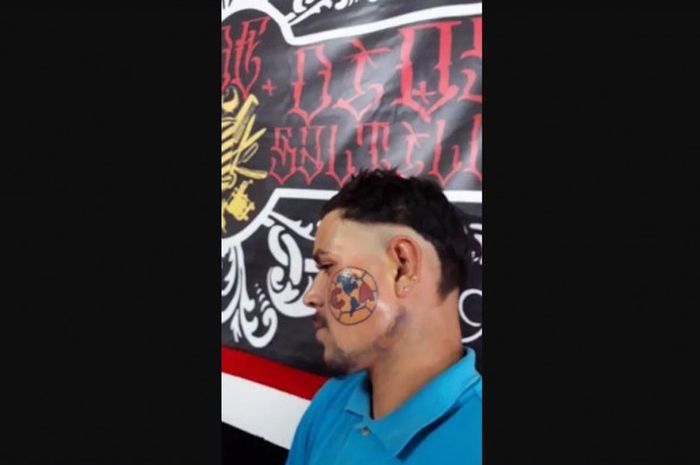 Seorang rela mentato wajahnya dengan lambang klub yang dihuni Jeremy Menez, Club de Futbol America.