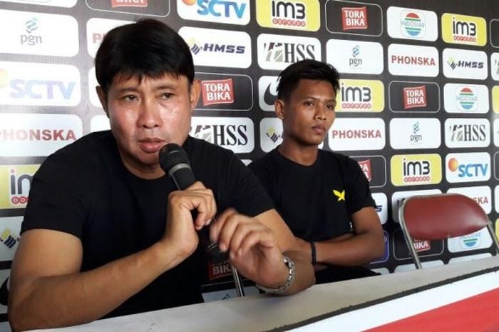 Pelatih Persegres, Eduard Tjong (kiri) memberi keterangan pada awak media pada jumpa pers laga timnya kontra Bhayangkara FC di Gresik, Jumat (11/11/2016).