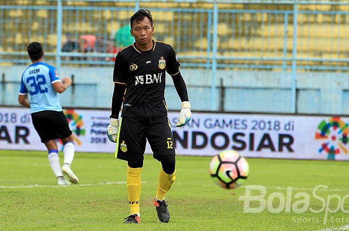 Kiper Bhayangkara FC, Awan Setho, dalam laga laga Piala Presiden 2018 pekan kedua Grup E melawan Persela Lamongan di Stadion Kanjuruhan Malang, Jawa Timur, Kamis (25/01/2018) sore.