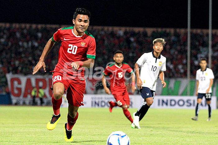  Bek timnas U-19 Indonesia, Asnawi Mangkualam Bahar, mengejar bola saat tampil melawan Singapura pada laga Grup A Piala AFF U-19 2018 di Stadion Gelora Delta Sidoarjo, Jawa Timur, Selasa (03/07/2018) malam. 