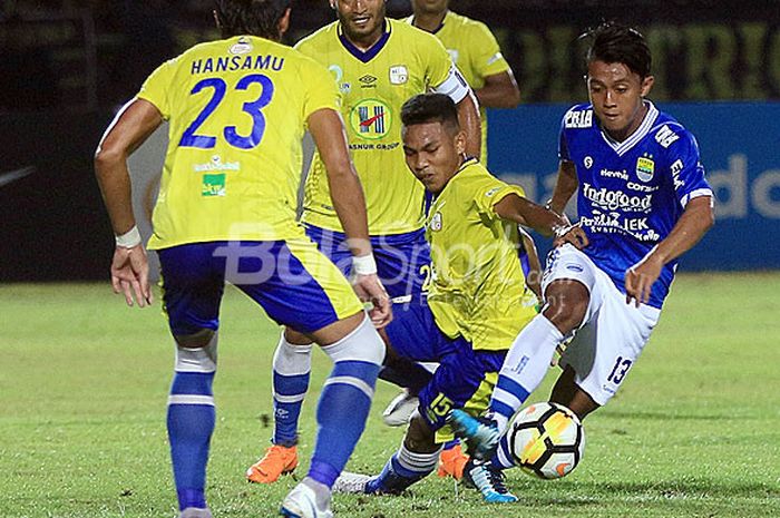  Gelandang Persib Bandung, Febri Hariyadi (kanan), berupaya lepas dari pengawalan pemain Barito Putera dalam laga pekan ke-17 Liga 1 2018 di Stadion 17 Mei, Banjarmasin, Minggu (22/7/2018).  