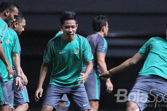 Evan Dimas (tengah) sedang berlatih bersama rekan-rekannya di Timnas Indonesia.