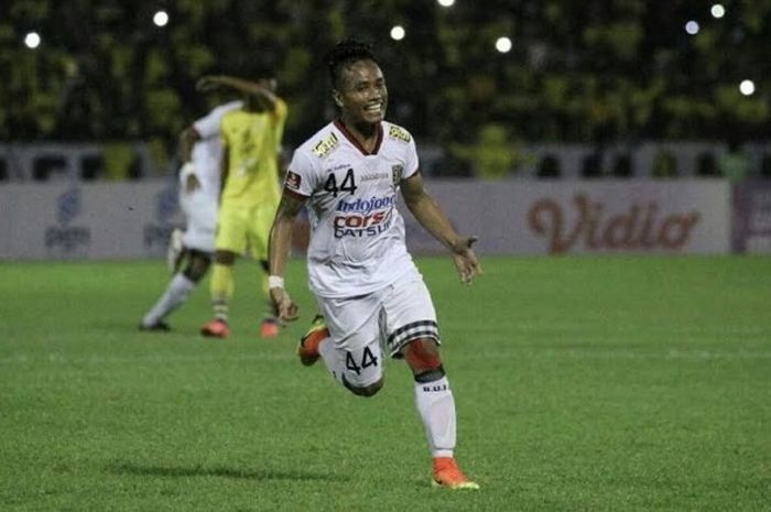 Selebrasi pemain Bali United, I Gede Sukadana seusai mencetak gol ke gawang Persegres di Stadion Tri Dharma, Gresik, Mingu (27/11/2016).