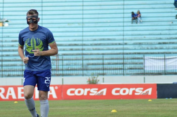 Bek asing PSIS Semarang, Petar Planic, saat berlatih sehabis cedera pada bagian hidung.