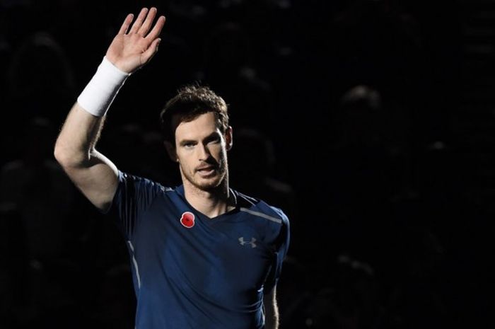 Petenis Inggris Raya, Andy Murray, melakukan selebrasi setelah memenangi pertandingan final melawan John Isner (Amerika Serikat) pada turnamen Paris Masters, Minggu (6/11/2016).