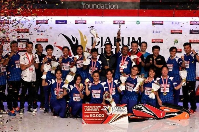 Tim putri Mutiara Cardinal berpose setelah memastikan diri sebagai juara pada Djarum Superliga 2017 dengan mengalahkan Berkat Abadi 3-0 di DBL Arena, Surabaya, Sabtu (25/2/2017).