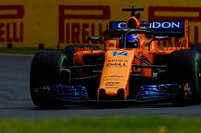 Pebalap McLaren, Fernando Alonso, mengikuti sesi kualifikasi F1 GP Australia di Sirkuit Melbourne, Australia pada Sabtu (24/3/2018).