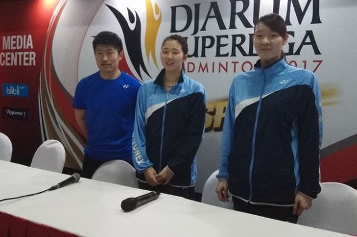 Pelatih Hokuto Bank, Sho Sasaki (kiri), berpose bersama dua pemainnya, Wakana Nagahara dan Mayu Matsumoto, dalam sesi konferensi pers Djarum Superliga 2017, di DBL Arena, Surabaya, Jumat (24/2/2017).