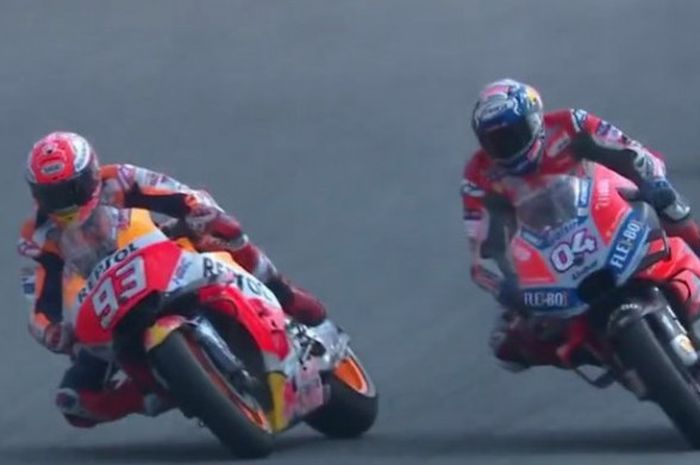 Marc Marquez (kiri) dan Andrea Dovizioso (kanan) saat bersaing di Sirkuit Buriram dalam sesi balapan MotoGP Thailand 2018, Minggu (7/10/2018).