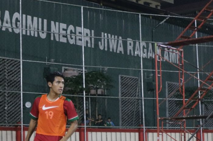Gelandang Timnas U-23 indonesia, Hanif Sjahbandi, ketika melakukan pemanasan di tengah laga kontra Timnas U-23 Thailand di Stadion PTIK, Jakarta, Kamis (31/5/2018)