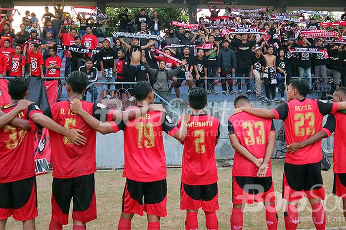 Pemain PS Mojokerto Putra memberikan penghormatan kepada pendukung mereka usai tampil melawan Madura FC dalam babak 16 besar Grup D Liga 2 di Lapangan Kodikal Bumimoro Surabaya, Jawa Timur, Sabtu (23/09/2017) sore.