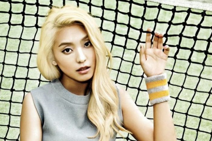 Anggota girlband Sistar, Yoon Bo Ra berpose di lapangan tenis
