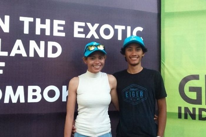Pasangan suami istri pebalap sepeda Indonesia, Yanti Fuchianty dan Aiman Cahyadi (kanan), berpose di