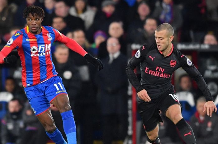 Pemain Crystal Palace, Wilfried Zaha (kiri), berduel dengan gelandang Arsenal, Jack Wilshere, dalam laga Liga Inggris di Stadion Selhurst Park, London, pada 28 Desember 2017.