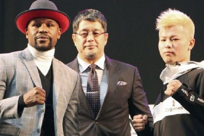 Petinju Floyd Mayweather (kiri) akan menghadapi atlet kickboxer Jepang Tenshin Nasukawa pada laga ekshibisi Rizin 14, di Saitama, Super Arena, Jepang, Senin (31/12/2018).