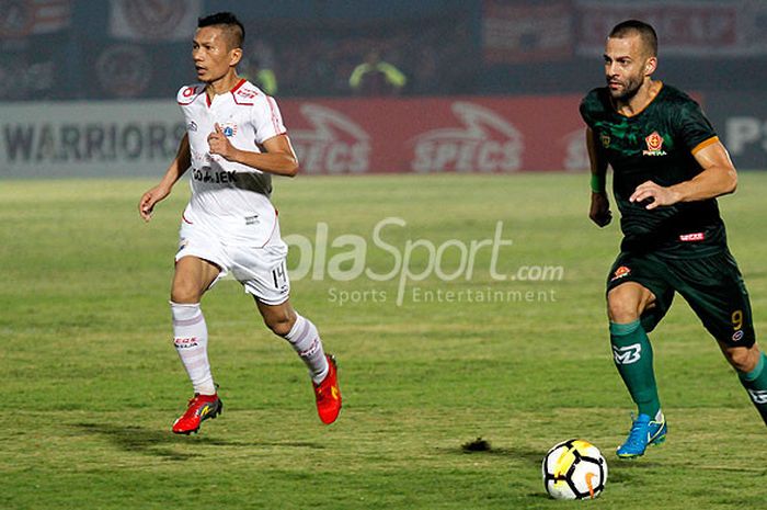 Penyerang PS Tira Sekaligus Top Skor Liga 1, Aleksandar Rakic (kanan), dikawal bek Persija Jakarta, Ismed Sofyan, dalam laga pekan ke-13 Liga 1 2018 di Stadion Sultan Agung, Bantul, DI Yogyakarta, Jumat (8/6/2018) malam.