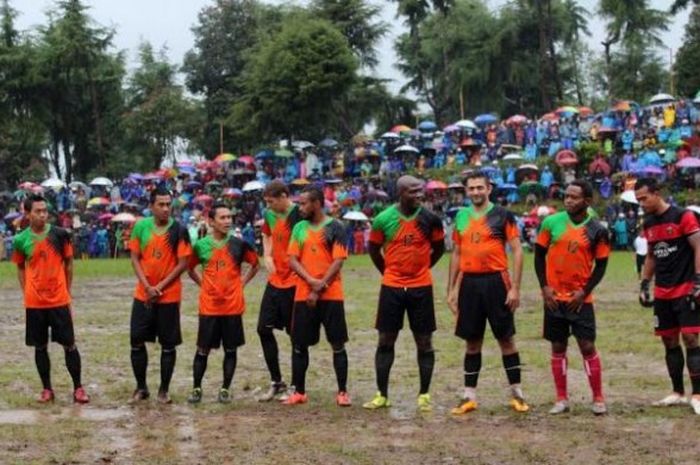 Pesepak bola papan atas Indonesia berlaga pada turnamen level tarkam FKPB Cup 3 di Desa Batur, Pegunungan Dieng, Banjarnegara, Minggu (25/9/2016).