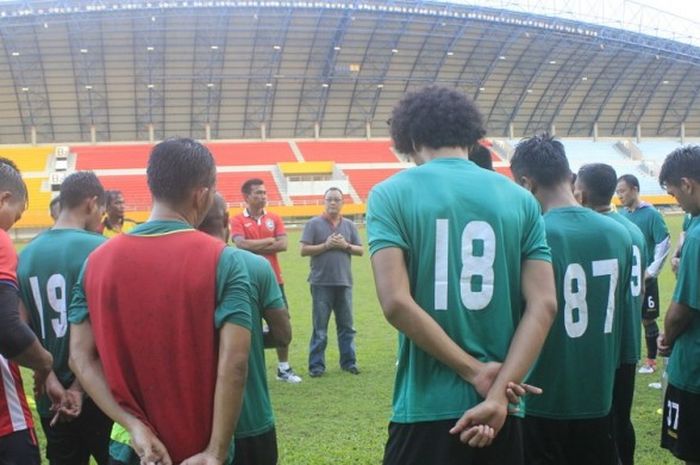 Pelatih Widodo Cahyono Putro (tengah, baju merah) berpamitan dengan managemen Sriwijaya FC, Sabtu (25/3/2017), setelah berakhir masa kontraknya dengan klub berjuluk Laskar Wong Kito di Stadion Gelora Sriwijaya Jakabaring, Palembang.