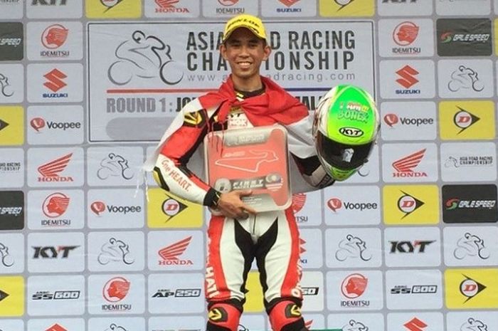 Pebalap Astra Honda Racing Team, Gerry Salim, berpose di podium setelah memenangi balapan pertama Asia Production 250cc seri pertama Asia Road Racing Championship di Sirkuit Johor, Malaysia, Sabtu (1/4/2017).
