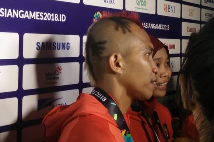 Rambut model cicak Merah Putih di kepala peraih perunggu cabang olahraga panjat tebing nomor individual speed putra, Aspar Jaelolo, di Wall Climbing Arena, Jakabaring Sport City, Palembang, Kamis (23/8/2018).