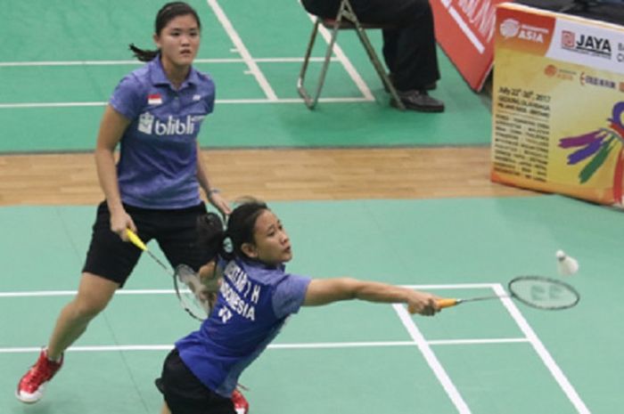 Pasangan ganda putri Indonesia, Serena Kani/Pitha Haningtyas Mentari, mengembalikan kok ke arah wakil Thailand, Benyapa Aimsaard/Nuntakarn Aimsaard. Serena/Mentari menang dengan 21-16, 21-19 pada babak ketiga Jaya Raya Sports Hall Training Center, Jakarta, Kamis (23/7/2017).