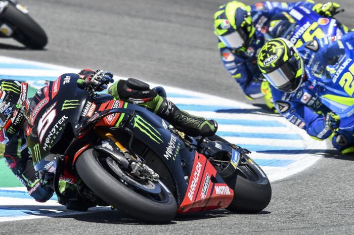 Pebalap Yamaha Tech3, Johann Zarco (#5) saat beraksi di MotoGP Spanyol dibuntuti oleh Andrea Iannone (#29) dan Valentino Rossi (#46)