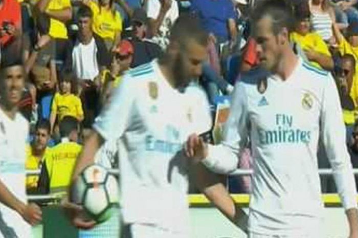 Striker Real Madrid, Karim Benzema, menolak memberikan bola kepada Gareth Bale dalam partai Liga Spanyol di kandang Las Palmas, Stadion Gran Canaria, Sabtu (31/3/2018)