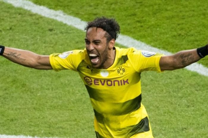 Ekspresi penyerang Borussia Dortmund, Pierre-Emerick Aubameyang, saat membawa timnya juara DFB Pokal pada babak final kontra Eintracht Frankfurt di Olympiastadion, Berlin, Sabtu (27/5/2017) waktu setempat.