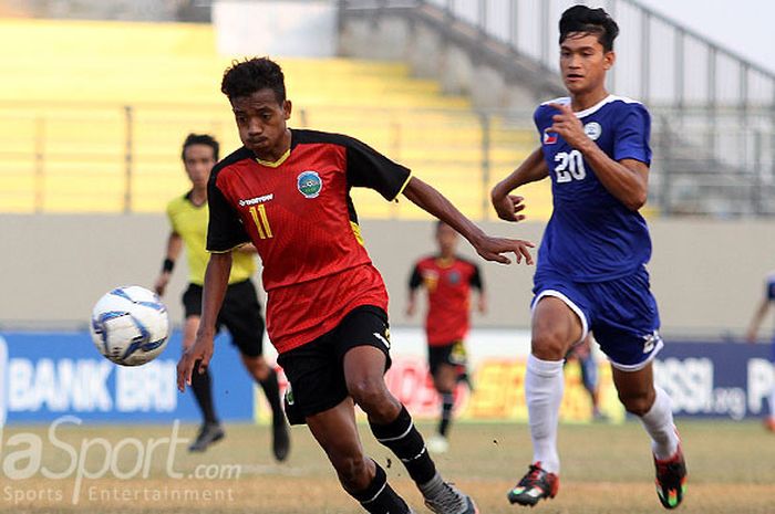 Pemain Timor Leste (merah) berusaha lepas dari kawalan pemain Filipina (biru) pada laga AFF U16 Grup A di Stadion Gelora Joko Samudro Gresik, Senin (6/8/2018).