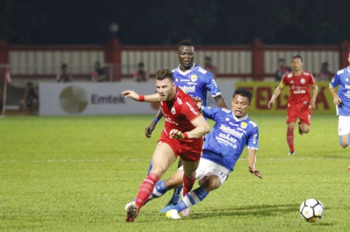 Marko Simic dijatuhkan Dedi Kusnandar pada laga Persija vs Persib di Stadion PTIK, Jakarta, Sabtu (3