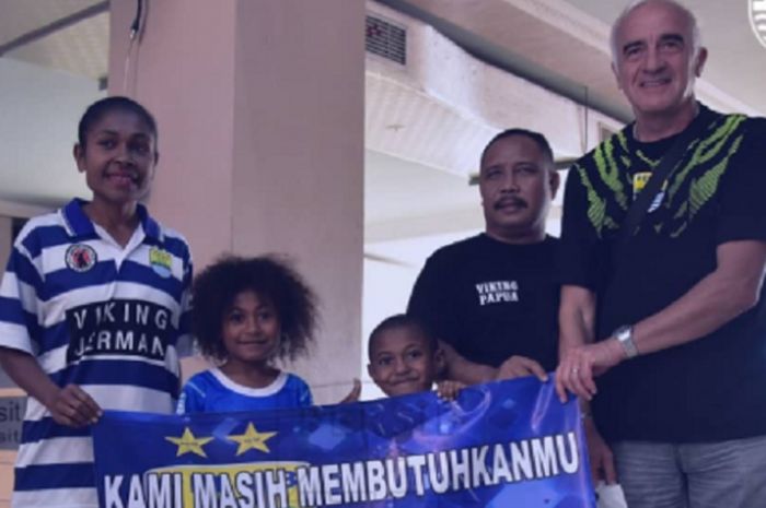 Viking Papua sambut kedatangan pemain Persib di Jayapura jelang pertandingan melawan Persipura, di Stadion Mandala, Jayapura, Senin (15/10/2018)