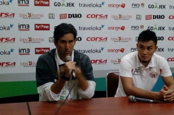 Pelatih Persija Jakarta, Stefano Cugurra Teco dan bek Gunawan Dwi Cahyo, memberikan keterangan pers pasca melawan tuan rumah Arema FC, pada pekan ke-26 Liga 1, di Stadion Kanjuruhan, Malang, Minggu (24/9/2017).