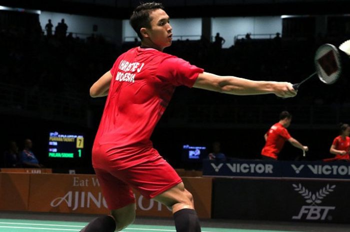 Pebulu tangkis tunggal putra Indonesia, Jonatan Christie, sedang mengembalikan kok ke arah lawannya, Suppanyu Avihingsanon (Thailand), pada laga babak kedua perorangan SEA Games 2017, di Axiata Arena, Kuala Lumpur, Malaysia, Sabtu (26/8/2017).