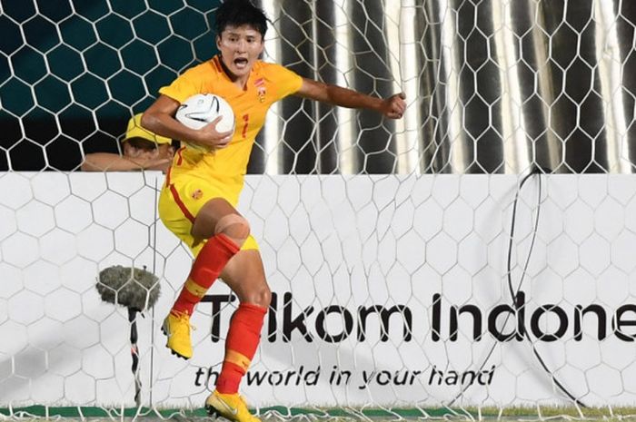 Pesepak bola wanita Cina Wang Shanshan mengambil bola usai mencetak gol ke gawang Tajikistan dalam laga penyisihan grup B sepak bola wanita Asian Games 2018 di Stadion Gelora Sriwijaya Jakabaring, Palembang, Sumatera Selatan, Senin (20/8/2018). Cina menang atas Tajikistan dengan skor 16-0.