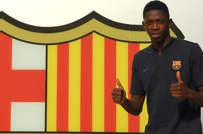 Ousmane Dembele berpose di depan logo raksasa FC Barcelona di Camp Nou, 27 Agustus 2017, sebelum prosesi teken kontrak sebagai pemain anyar El Barca.