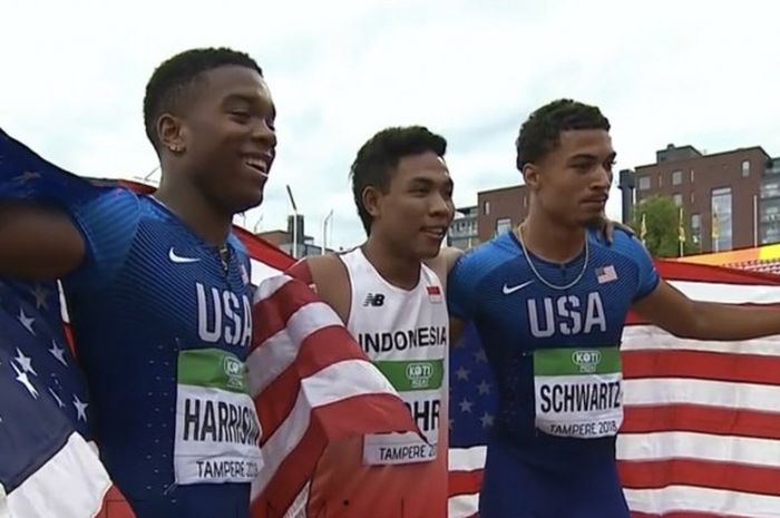 Lalu Muhammad Zohri sedang merayakan kemenangannya pada Kejuaraan Dunia Atletik U-20 bersama dua pelari asal Amerika Serikat, Rabu (11/7/2018) waktu setempat.