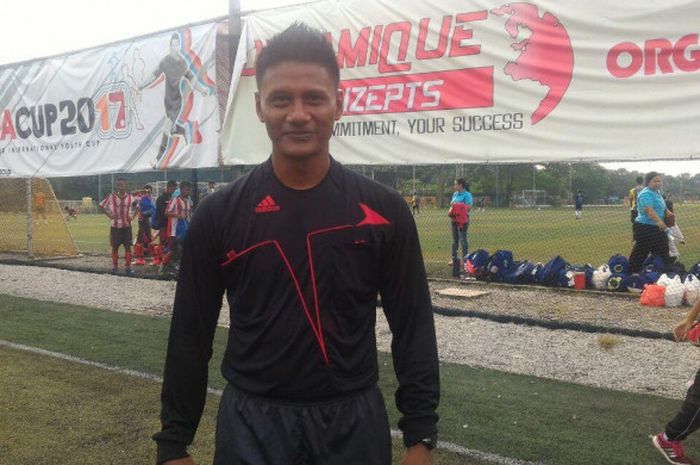 Wasit asal Singapura, Arzali, setelah memimpin laga final U-12 Singa Cup 2017 di The Cage Sports Park, Turf City, Singapura, Kamis (911/2017)